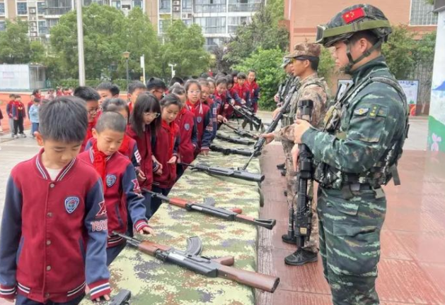 装甲突击车慢慢驶入操场瞬间点着全场气氛同学们分批登车体会