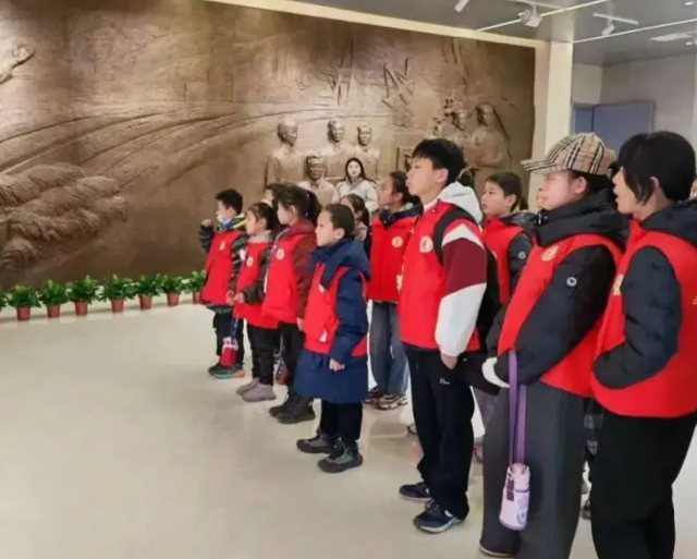 了解年代考虑职责学生们站在劳模立异效果展台前动手体验模拟焊接操作 了解年代考虑职责学生们站在劳模立异效果展台前动手体验模拟焊接操作